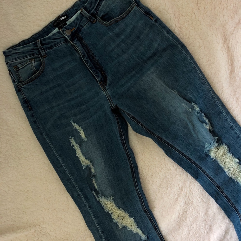 Ripped high waisted jeans with split hem